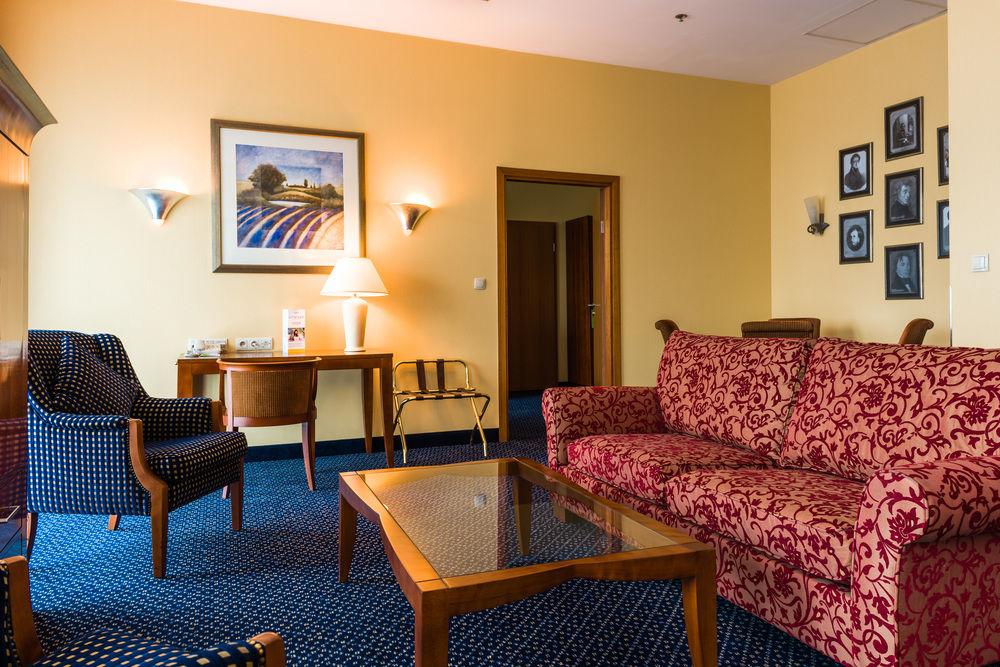 Courtyard By Marriott Airport