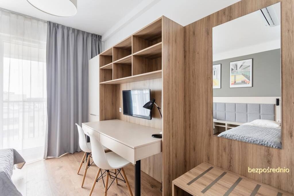 Apartment View: Modern With Parking *