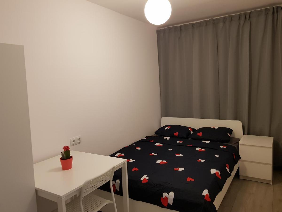 Mirrorroom Pl Airport Homestay Warsaw