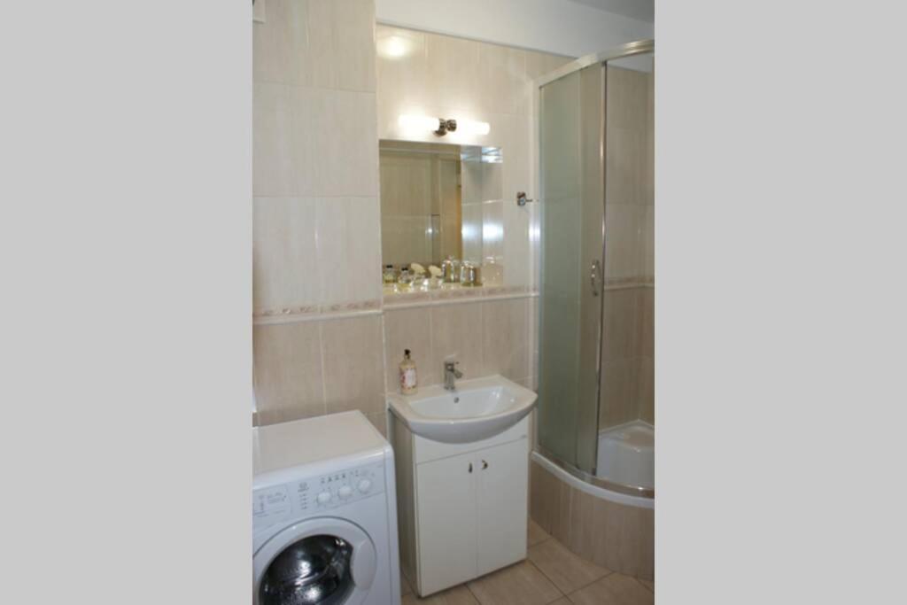 Apartment Center- Large With National Musee View