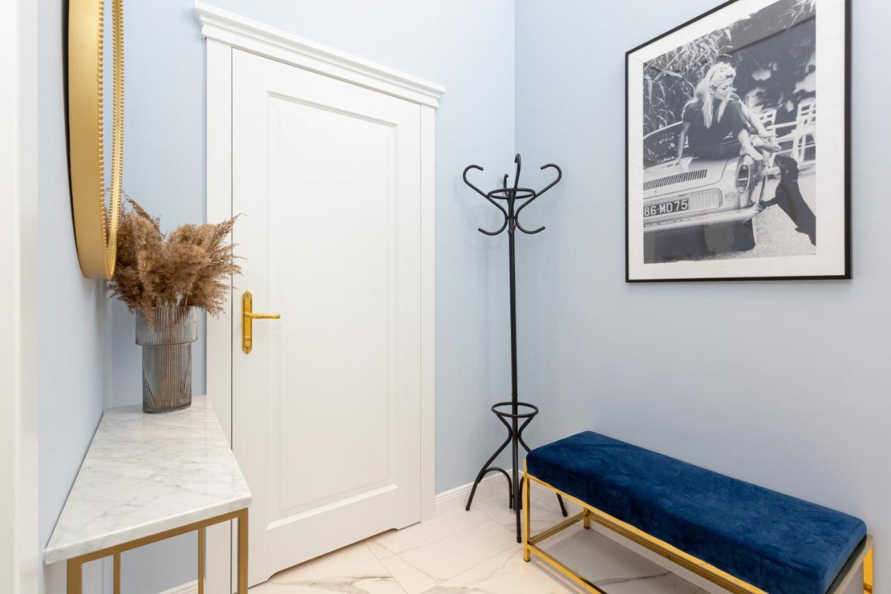 Lux Golden Praga Kepna By Renters Prestige