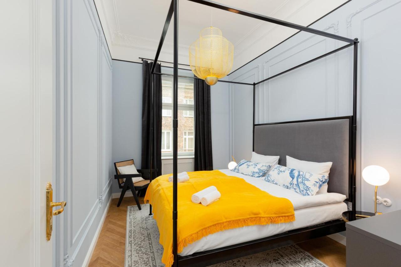 Lux Golden Praga Kepna By Renters Prestige