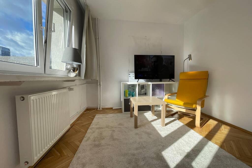 Super Sawa 2 Metro Wifi 500 Mbs Tv'50 Netflix Hbo Appletv+ Apartment Warsaw