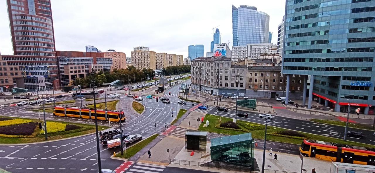 Centrum - Metro Rondo Onz Apartment *