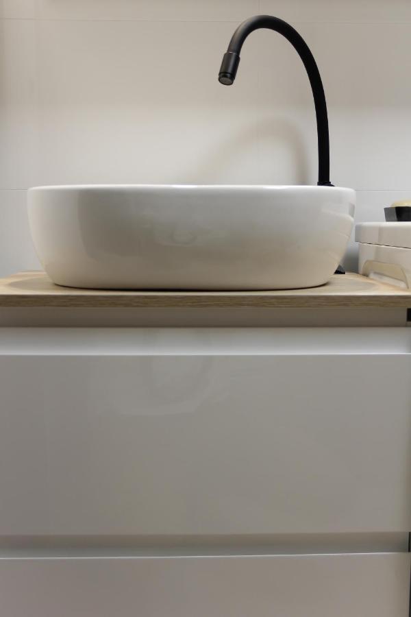 Luxurious, Spacious, Modern Gem. Great Location ! Apartament *