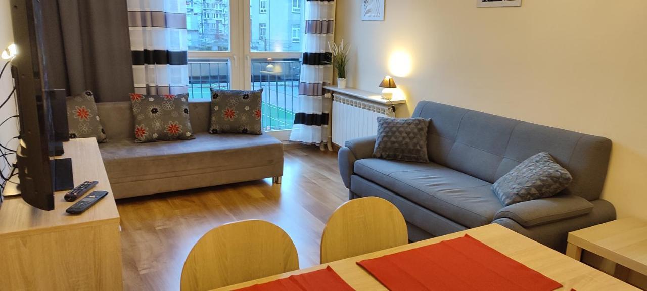 Centrum - Metro Rondo Onz Apartment