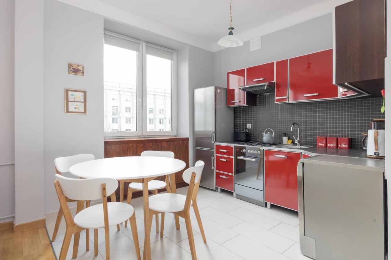 Metro Raclawicka Red Apartment