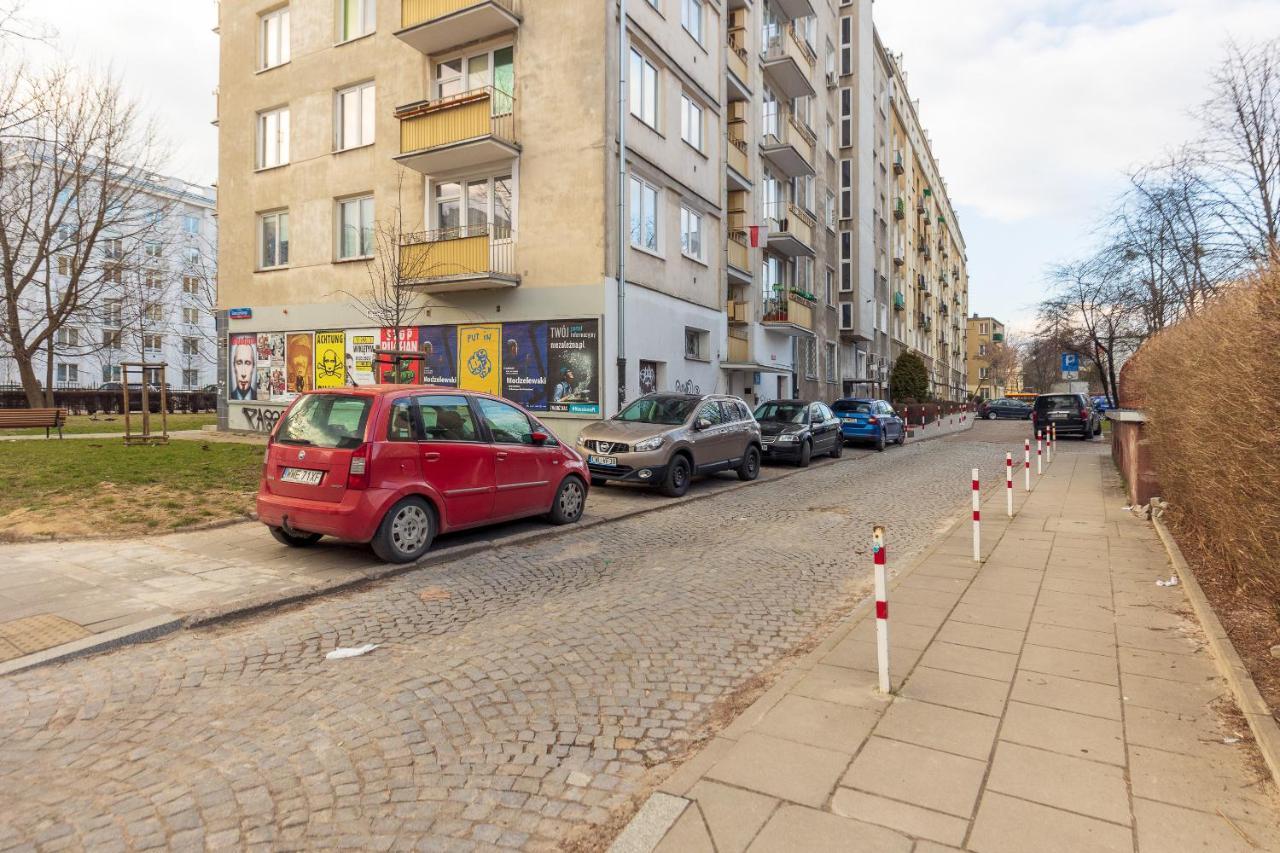 Metro Raclawicka Red Apartment
