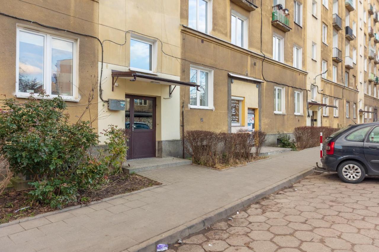 Metro Raclawicka Red Apartment