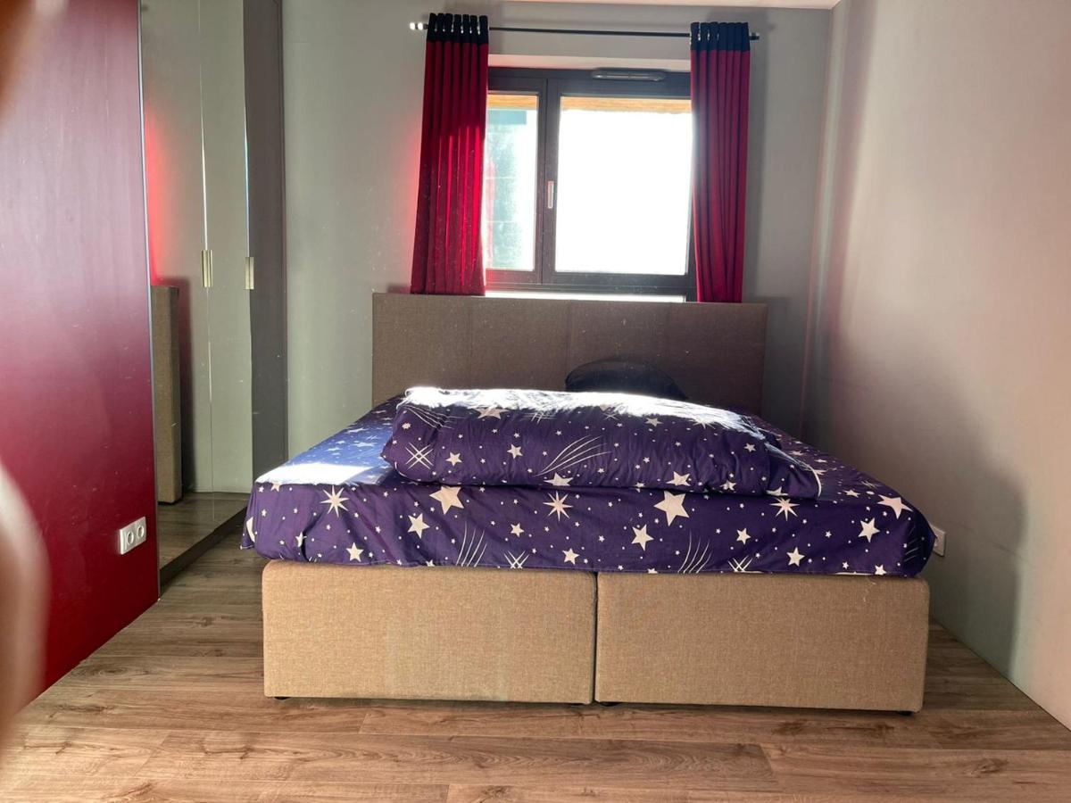 A Large Luxurious Private Room, In A Shared Apartment-close To The Centre *