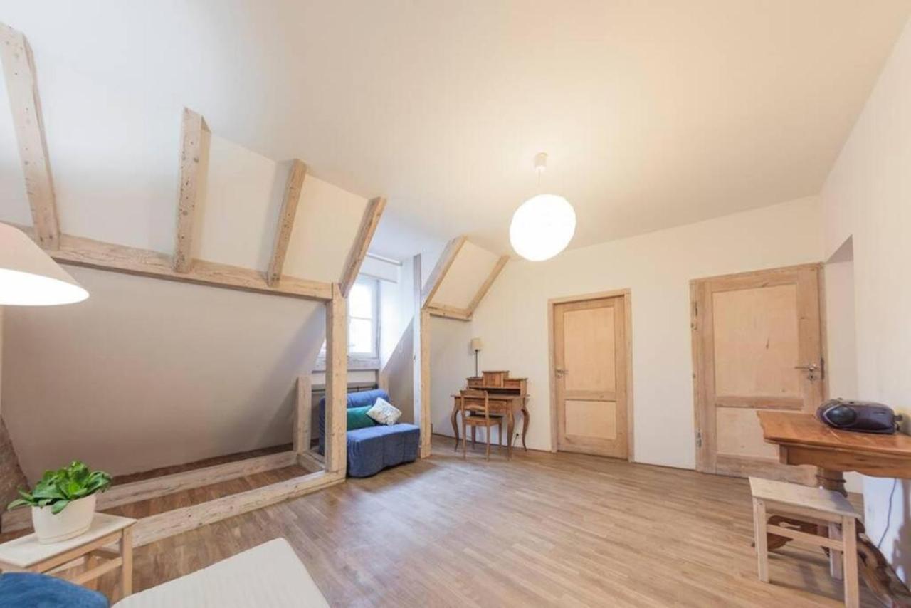 Snug In A Tenement House - Old Town - F50/5 *