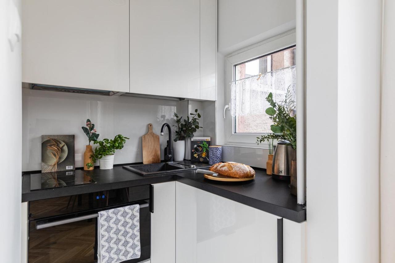 Apartament Super żelazna 83-85 *