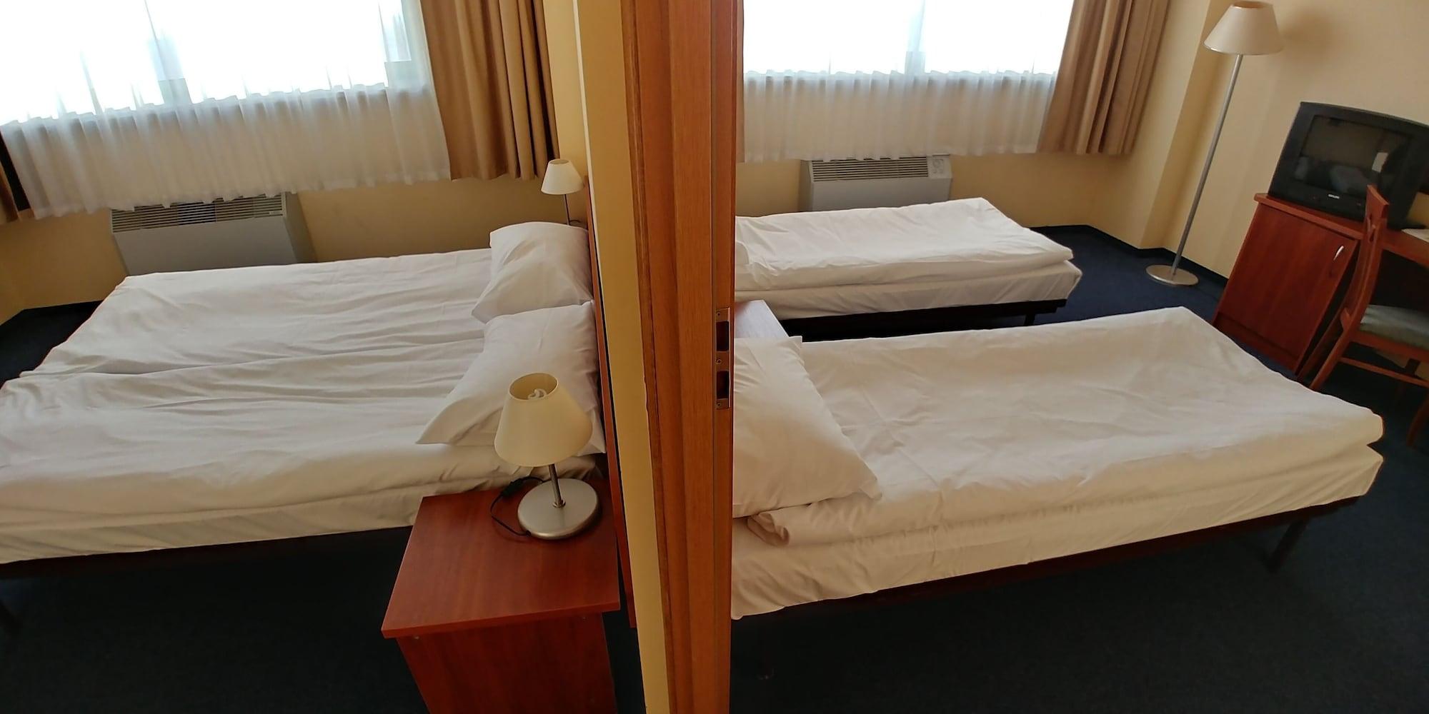Hotel Sangate Airport Warsaw