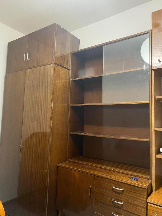 Comfortable 3 Bedroom Unit With A Cozy Balcony In Center *