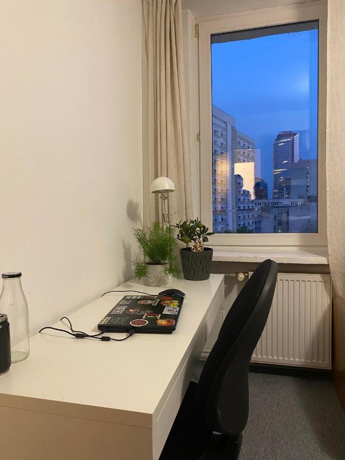 Comfortable 3 Bedroom Unit With A Cozy Balcony In Center Warszawa