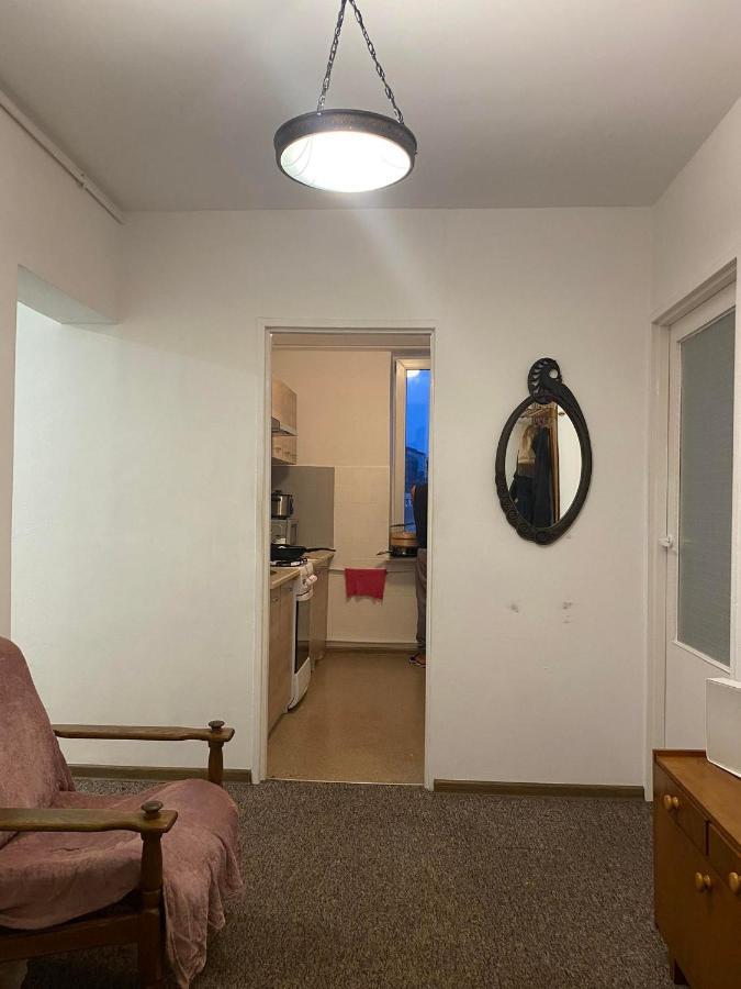 Comfortable 3 Bedroom Unit With A Cozy Balcony In Center