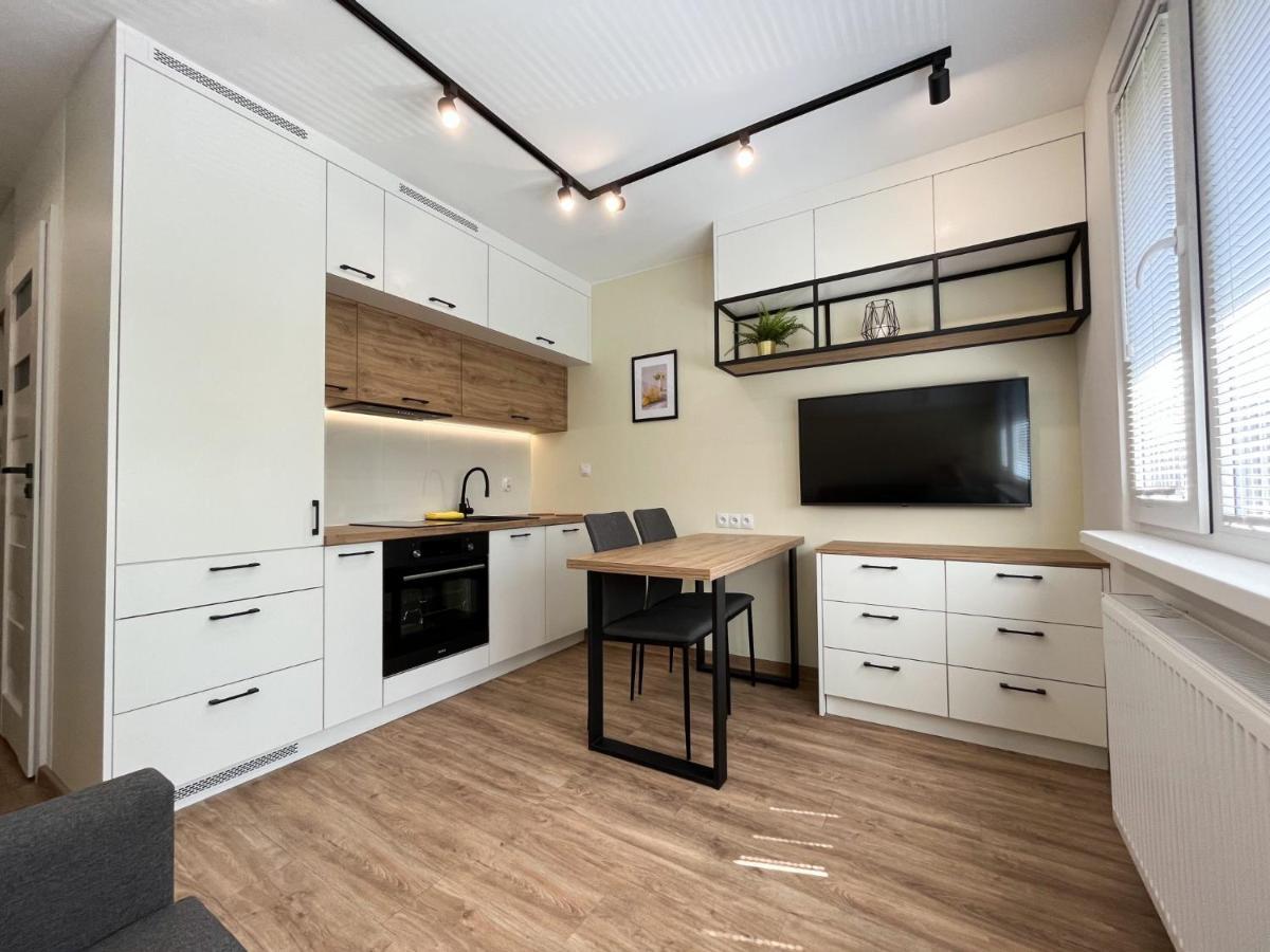 Batorego 16 Orange: Metro-adjacent Private With Self Check-in Warsaw