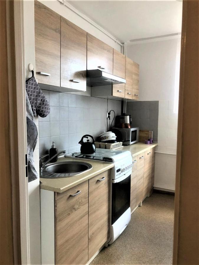 Comfortable 3 Bedroom Unit With A Cozy Balcony In Center *
