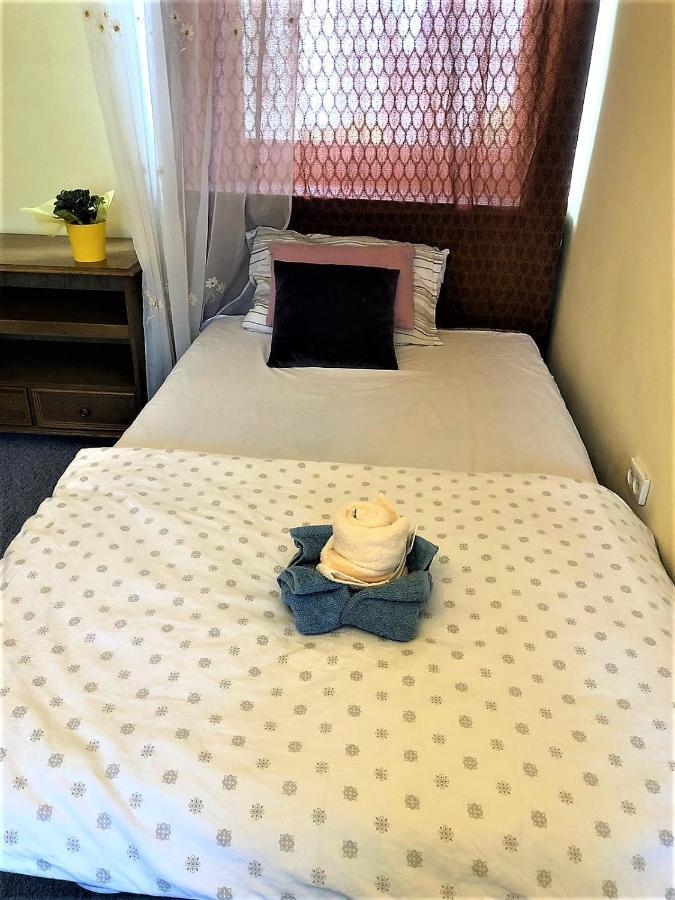 Comfortable 3 Bedroom Unit With A Cozy Balcony In Center *