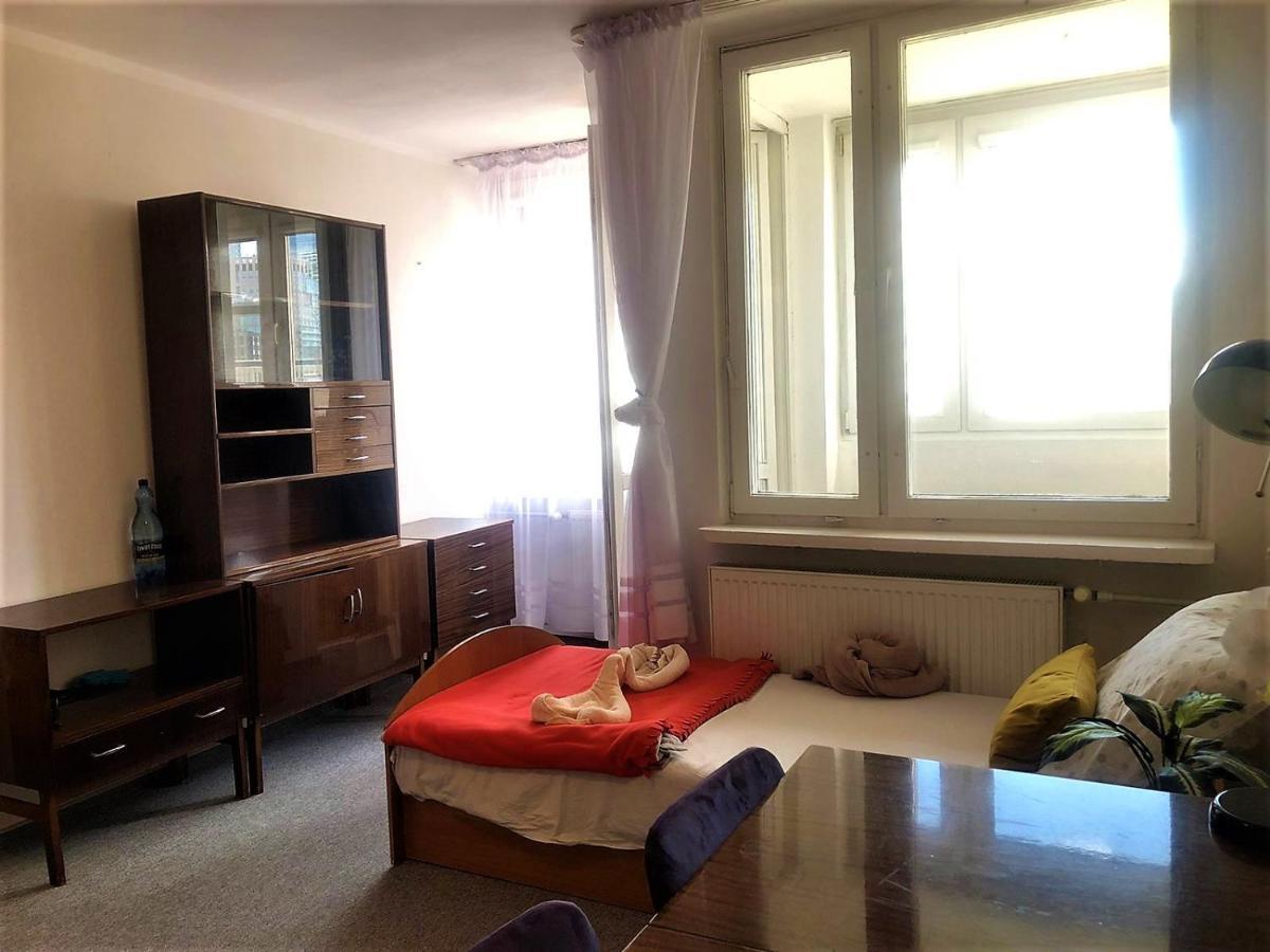 Comfortable 3 Bedroom Unit With A Cozy Balcony In Center *