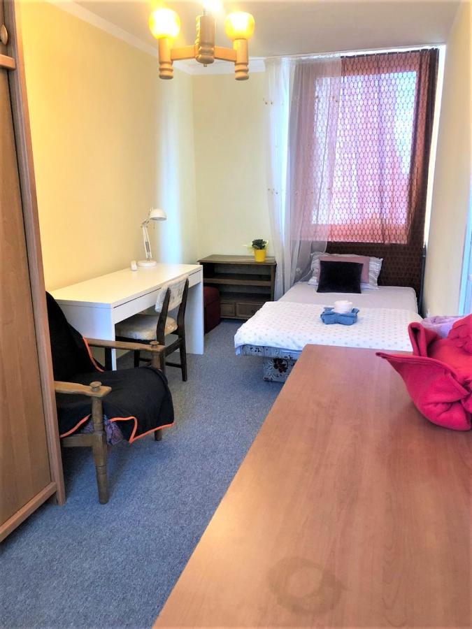 Comfortable 3 Bedroom Unit With A Cozy Balcony In Center Warszawa