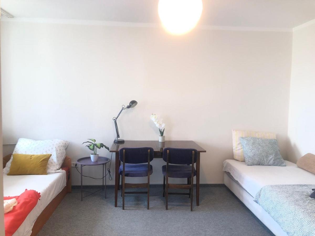 Comfortable 3 Bedroom Unit With A Cozy Balcony In Center *