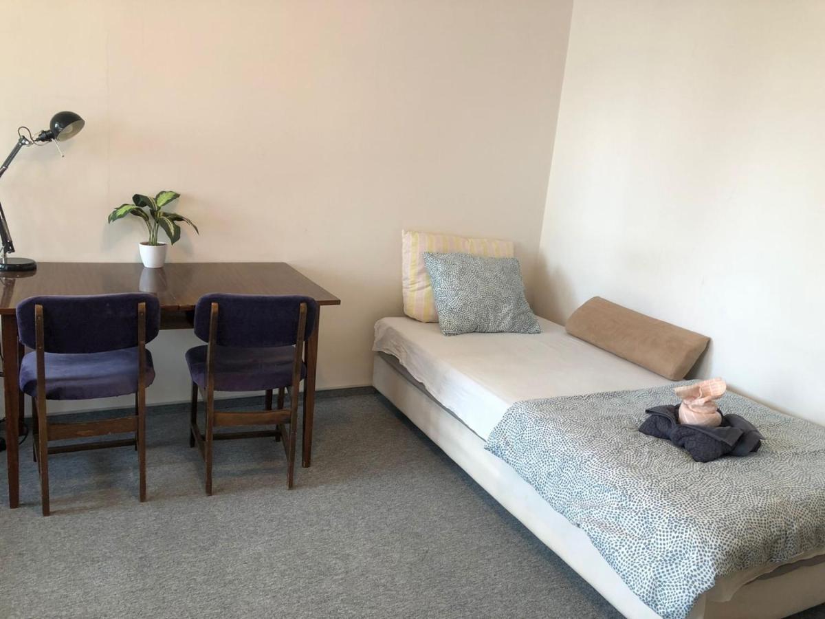 Comfortable 3 Bedroom Unit With A Cozy Balcony In Center Apartament *