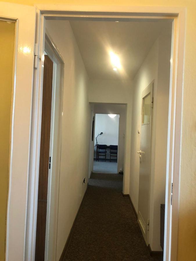 Comfortable 3 Bedroom Unit With A Cozy Balcony In Center *