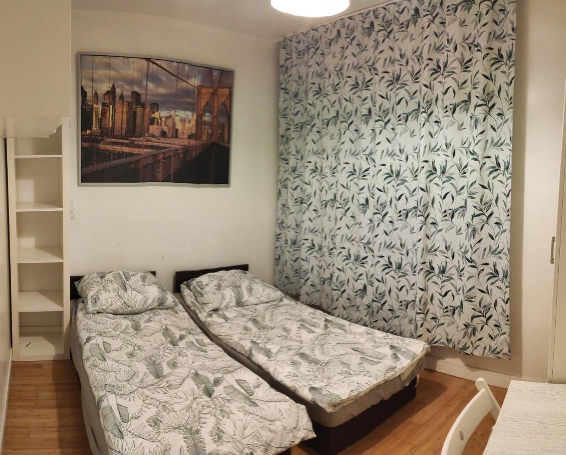 Valda ,pokoje Przy Trasie Torunskiej Ở trọ Warsaw