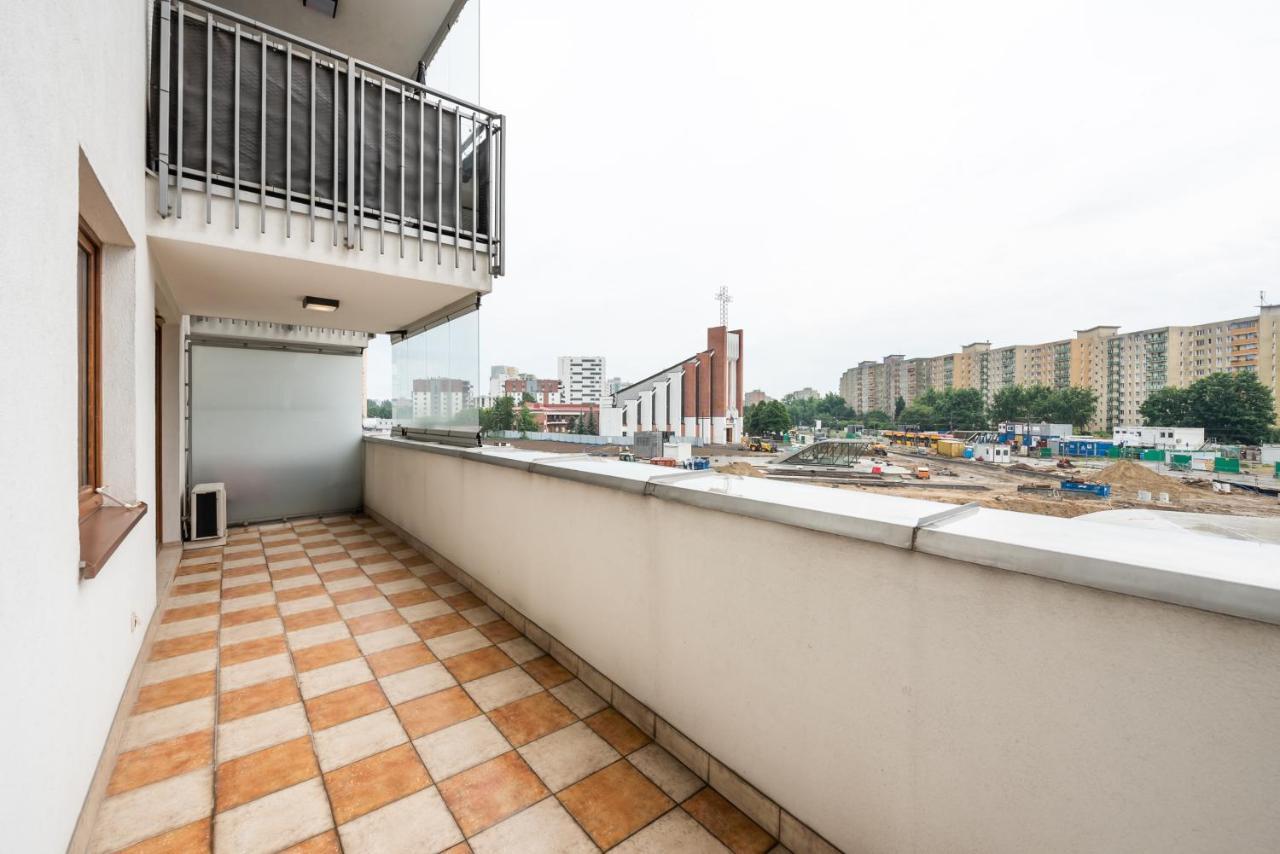 Metro Kondratowicza Spacious Apartment