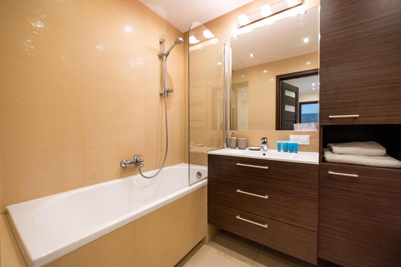 Metro Kondratowicza Spacious Apartment Warsaw