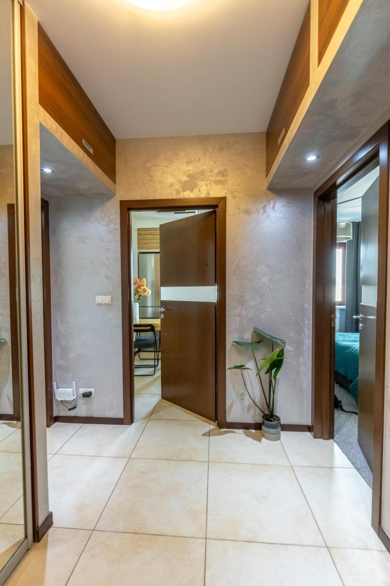 Apart Metro-galeria Mlociny Apartment *