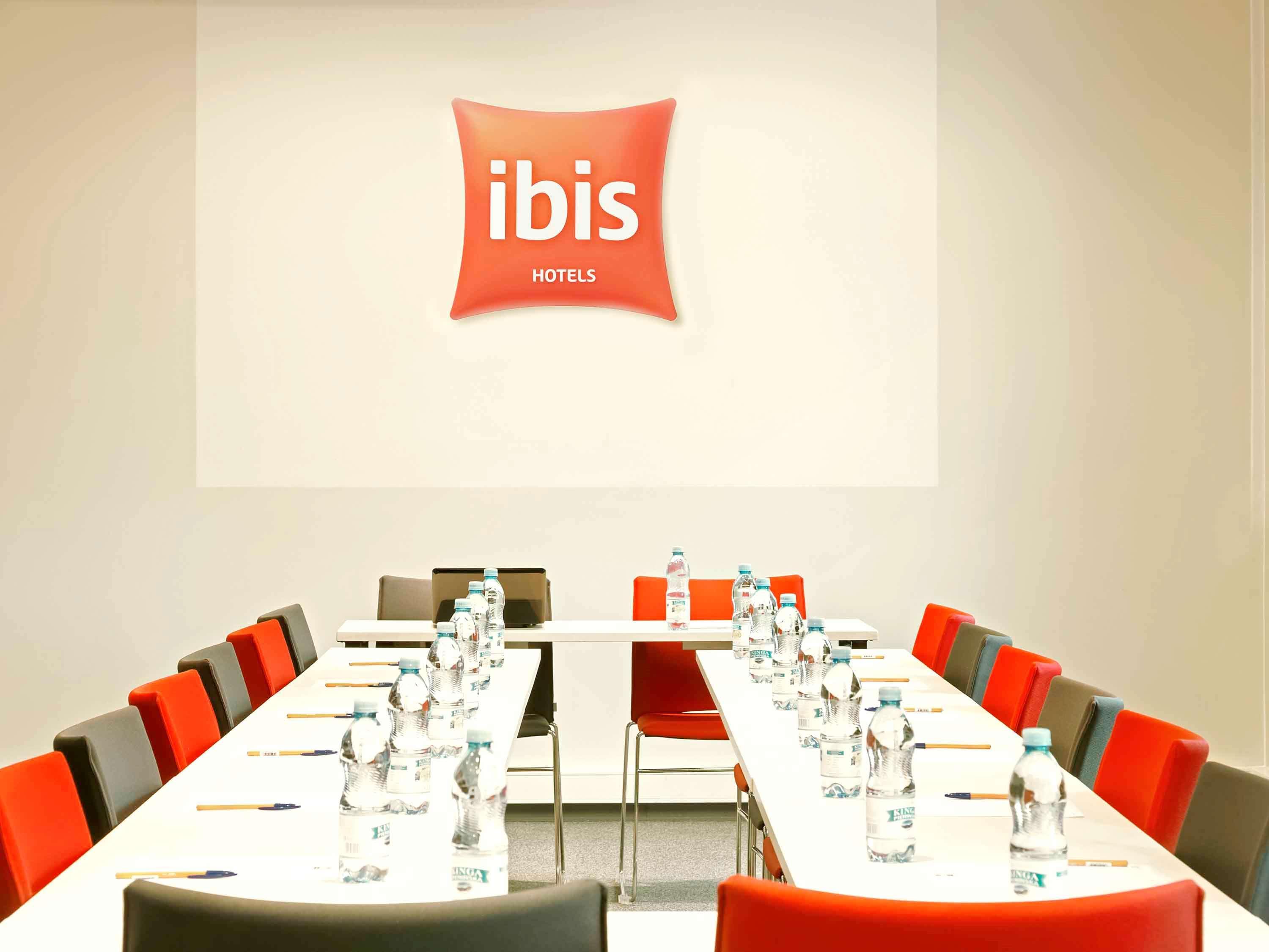 Ibis Ostrobramska Hotel 2*