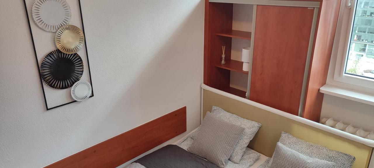 Centrum - Metro Rondo Onz Apartment *