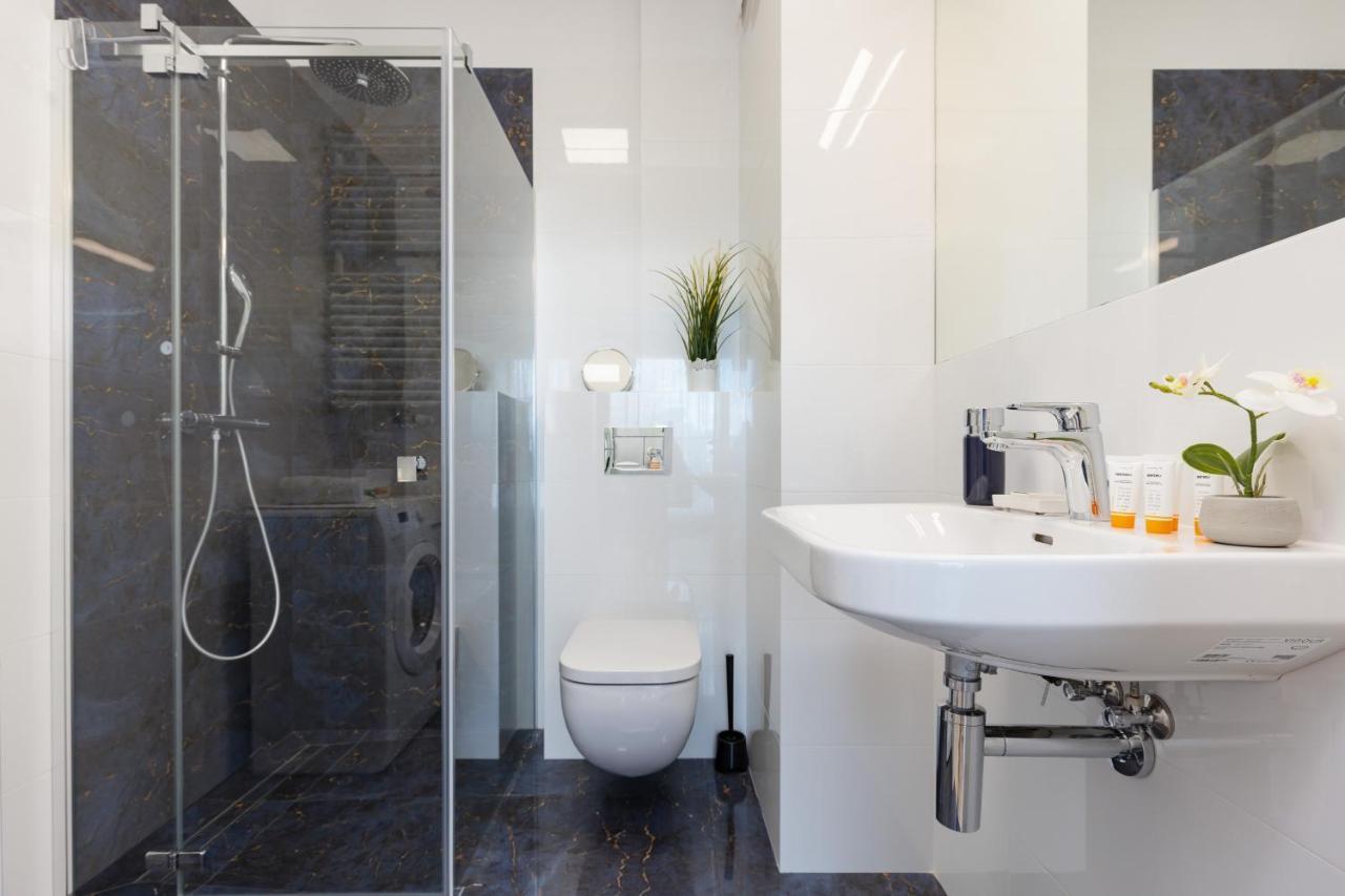 Srodmiescie Bonifraterska By Renters Apartamento Varsóvia