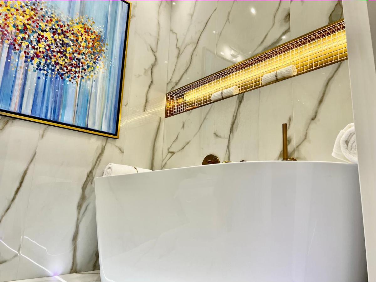 Luxury Mondrian Market Square Iii *