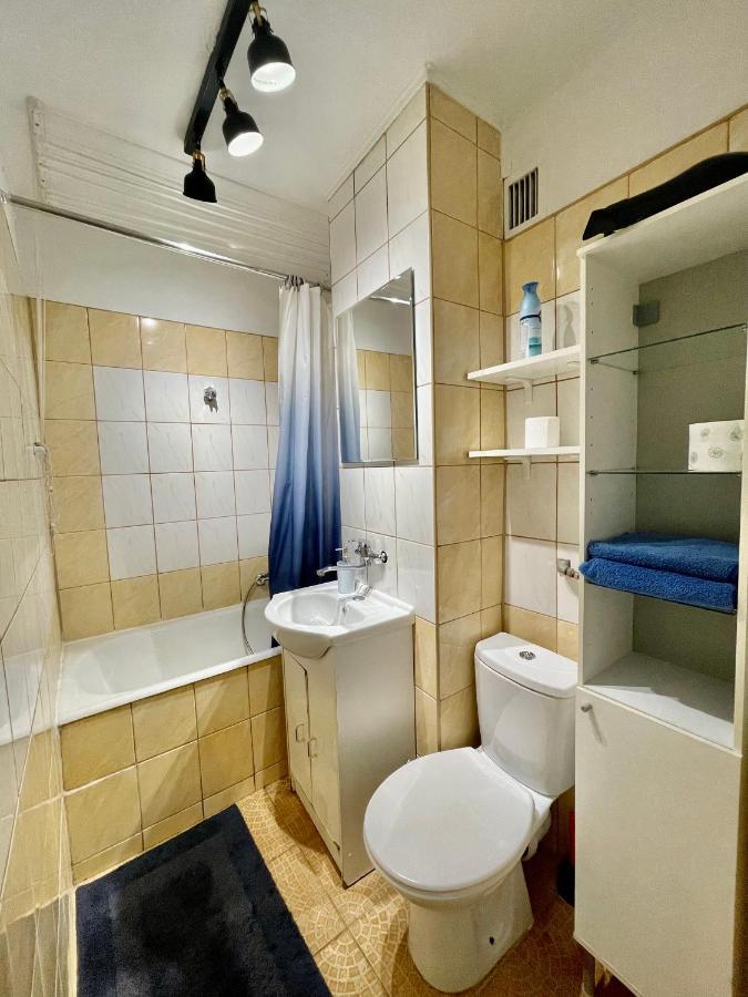 Blue 3 Metro Wifi 1 Gbs 75'tv Netflix Hbo Max Appletv Amazon Apartment Warsaw