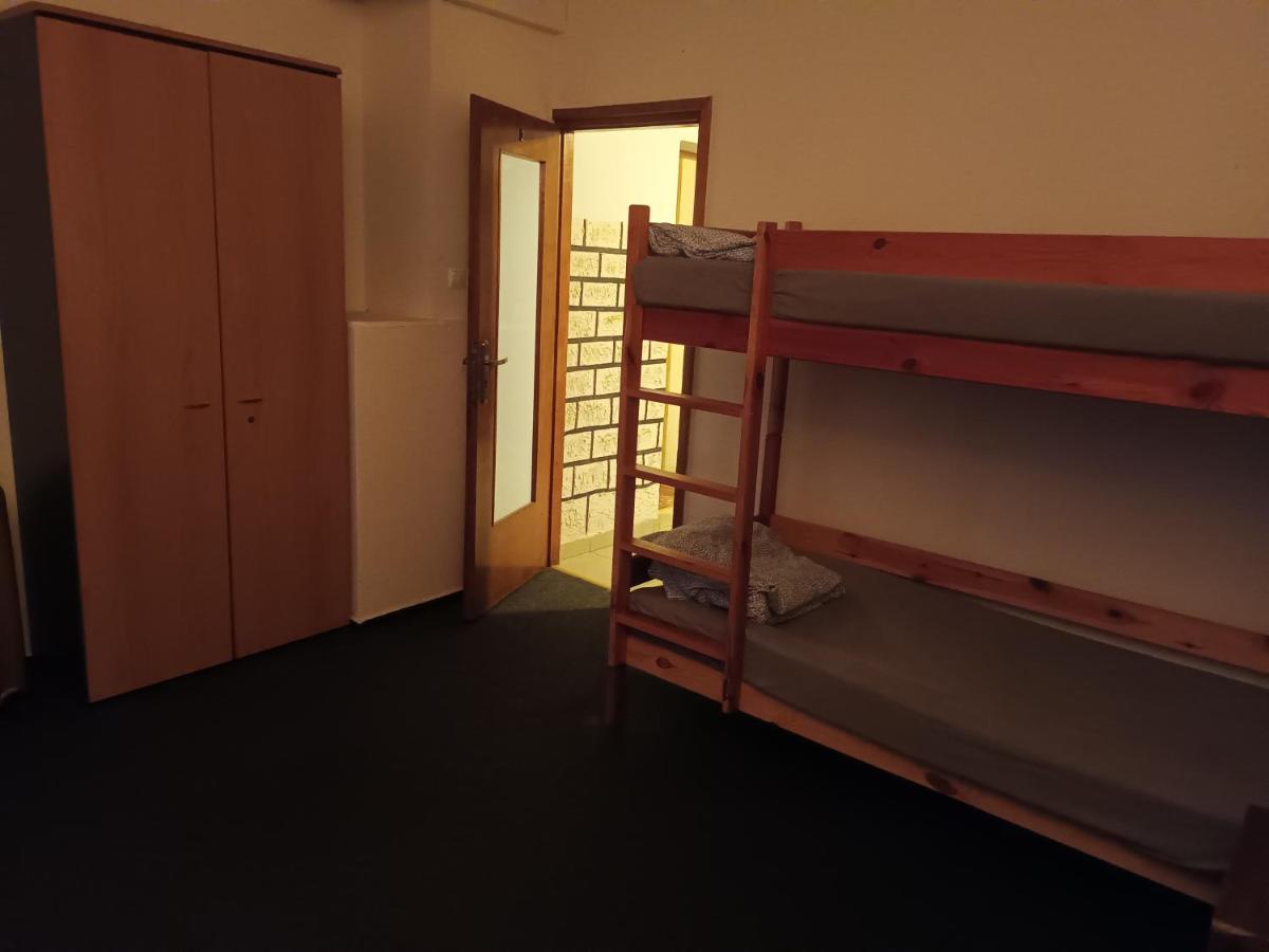 Polsland Hostels Airport Albergue