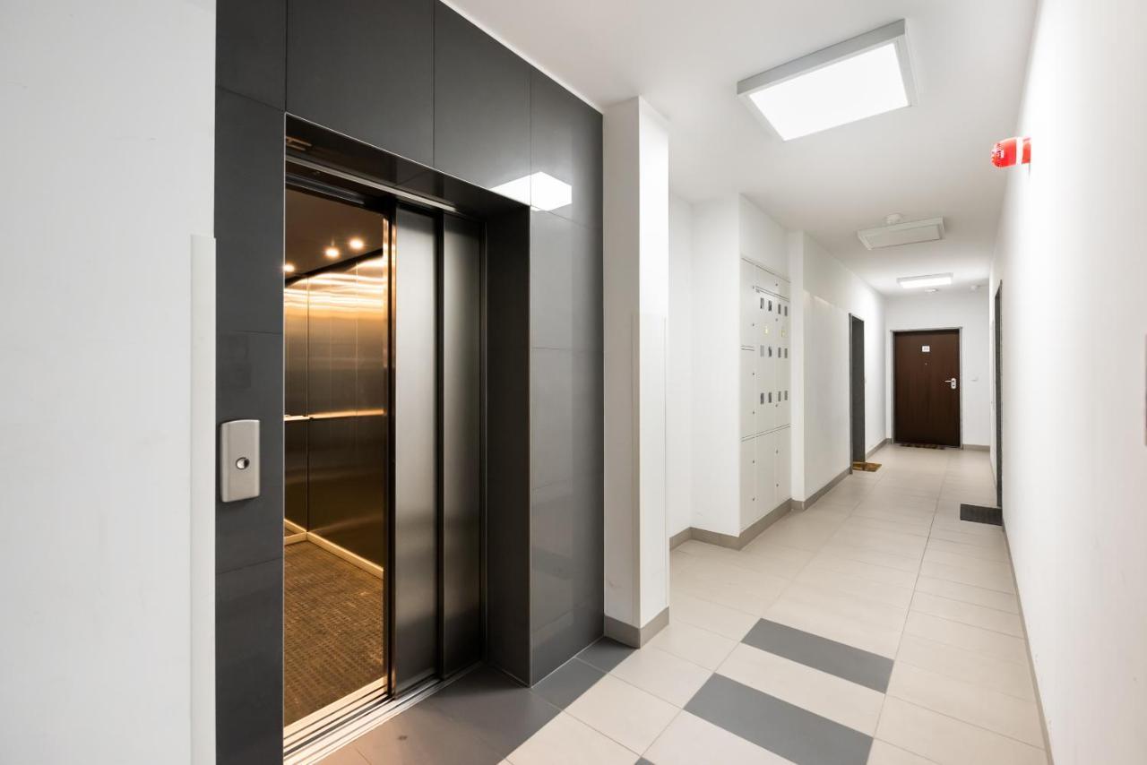 Metro Mlynow Vibrant Apartment *
