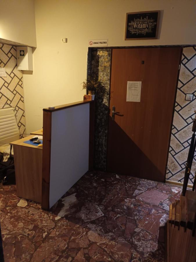 Polsland Hostels Airport Albergue