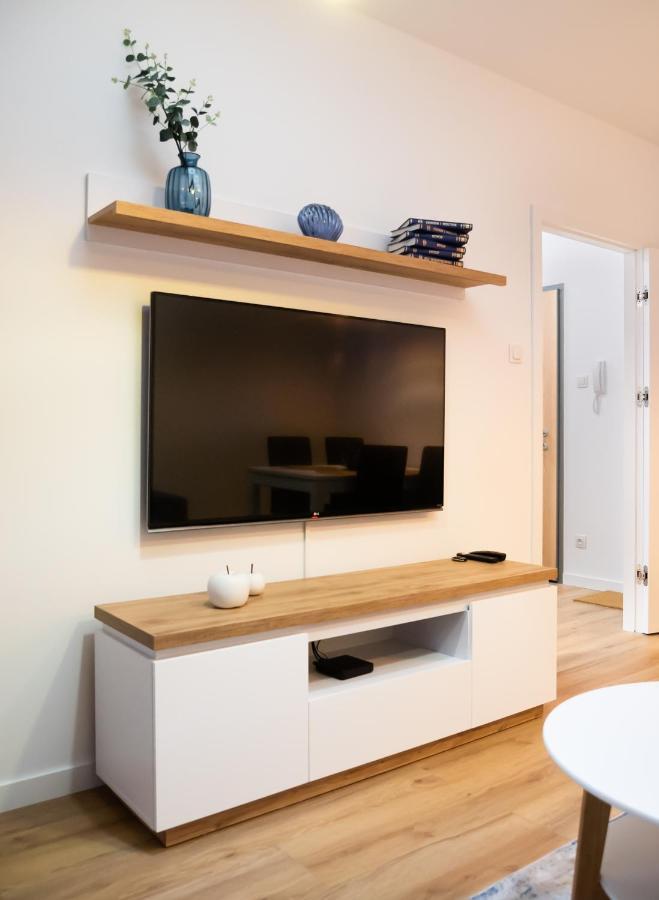 Bliska Wola Navy Blue Business Apartment Warsaw