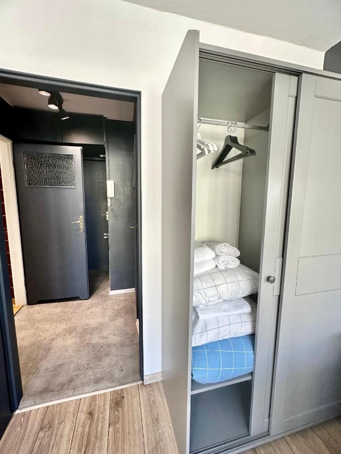 White 2 Metro Wifi 600 Mbs 75'tv Netflix, Disney+ Hbo Apartment Warsaw