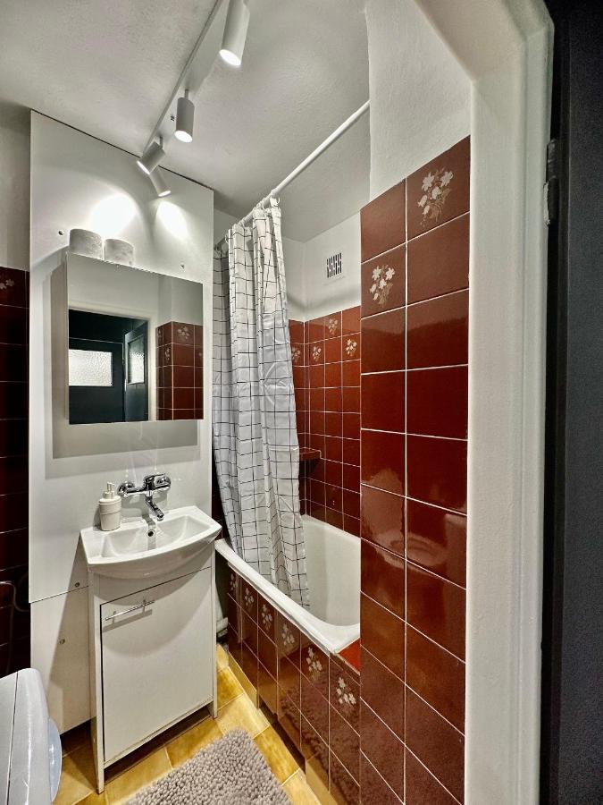 Apartment White 2 Metro Wifi 600 Mbs 75'tv Netflix, Disney+ Hbo