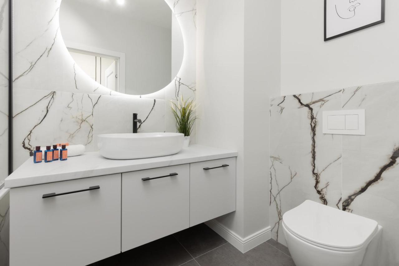 Luxury With Air-conditioning Guminska By Renters Prestige Apartment