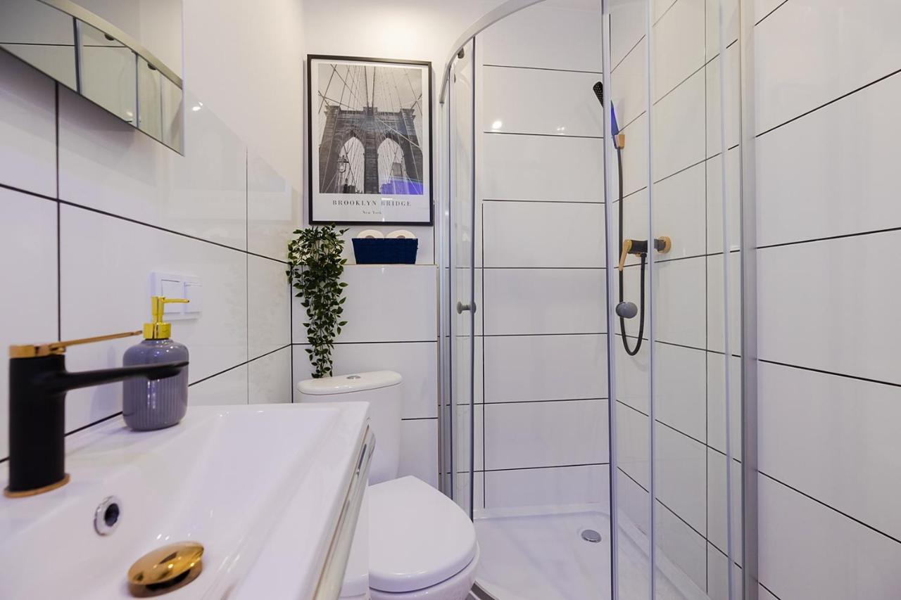 Apartment Unitapartaments Short Rent In By Metro Station Rondo Onz With 3bedrooms 23 Warsaw
