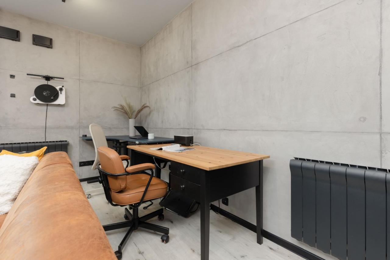 Industrial Pet-friendly With Movie Projector By Renters * Warsaw