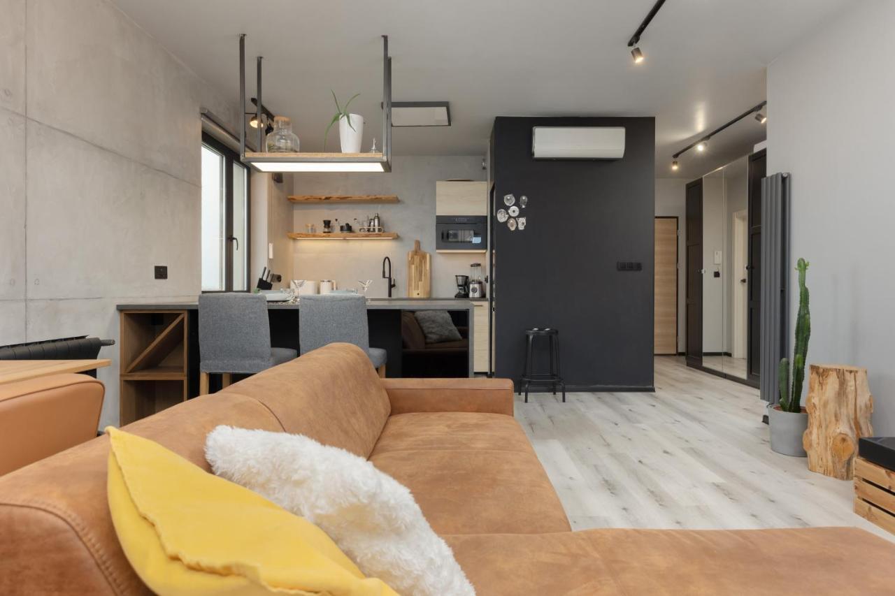 Industrial Pet-friendly With Movie Projector By Renters Warsaw