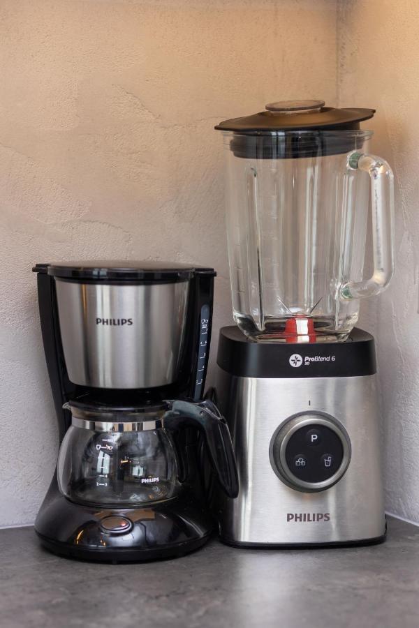 Industrial Pet-friendly With Movie Projector By Renters *