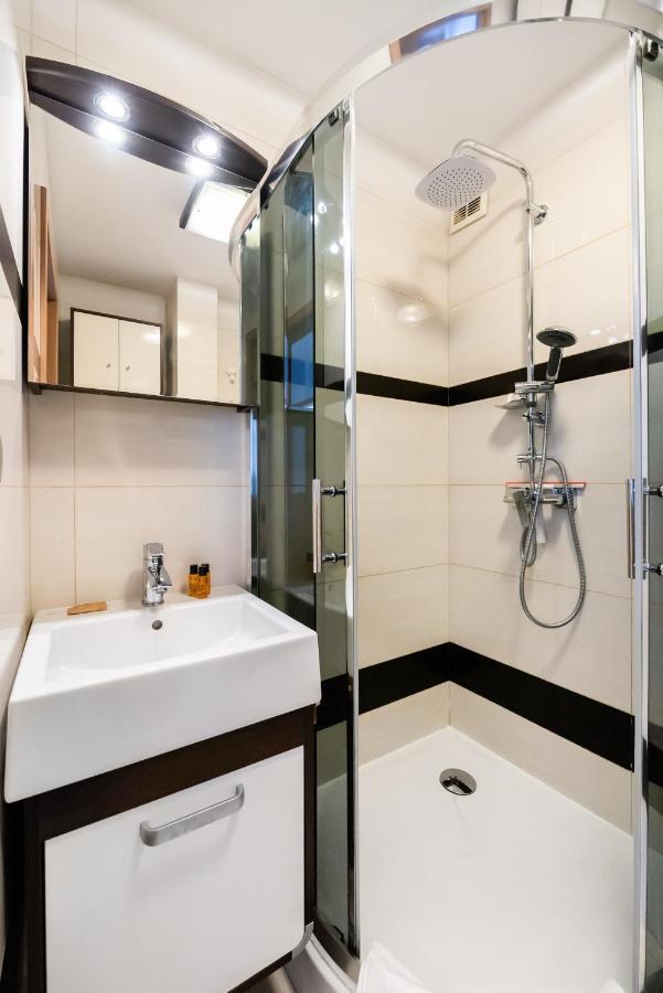 Rondo Onz Standard Apartment Warsaw
