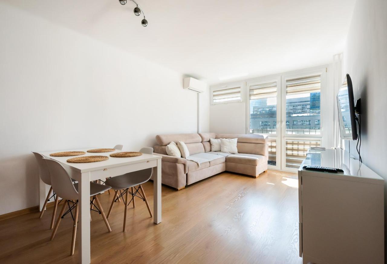 Rondo Onz Standard Apartment Warsaw